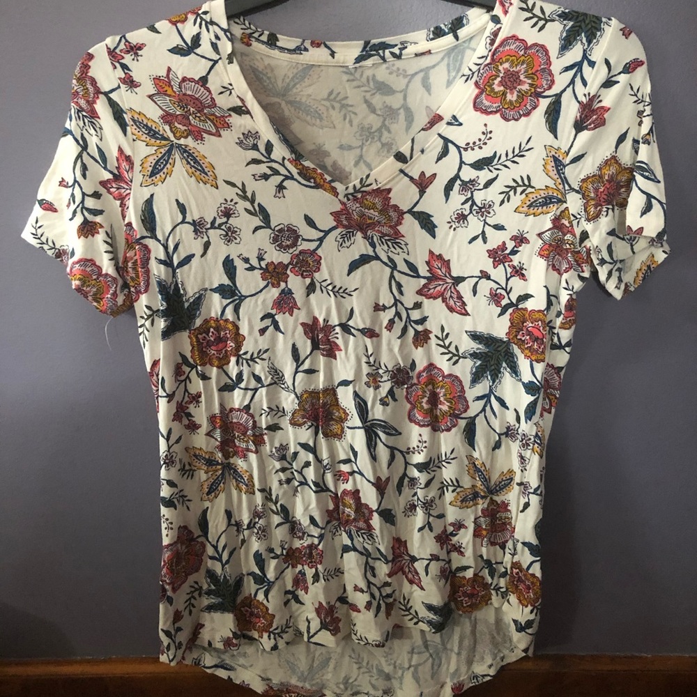 White flower t-shirt- small hole